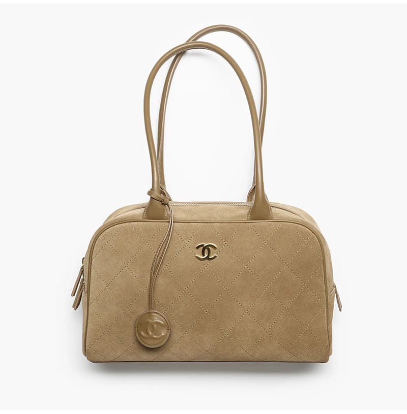 [스페셜오더]CHANEL-AS6580 샤넬 2026년 가을/겨울  스웨이드 카프스킨 골드 메탈 볼링백 라지
